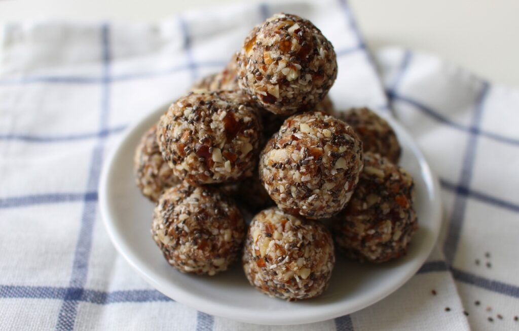 what are energy balls for kids, what are the benefits of energy balls for kids,recipes for homade energy balls for kids, protein packed energy balls, nut free energy balls,oats and fruits energy bar , how to store energy balls for kids