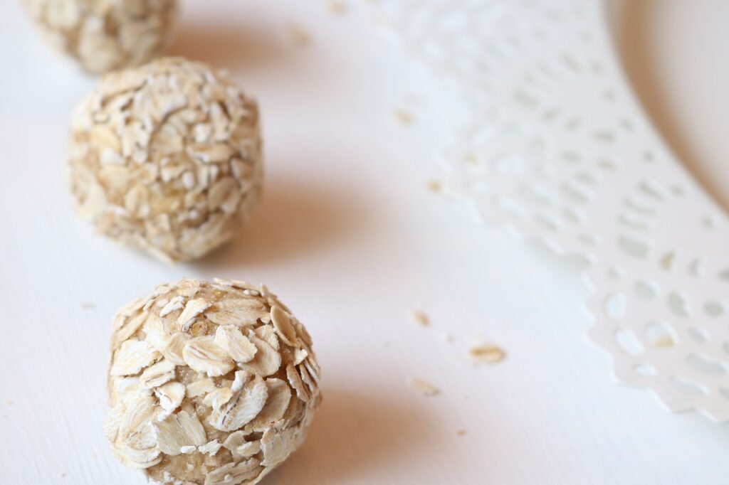 what are energy balls for kids, what are the benefits of energy balls for kids,recipes for homade energy balls for kids, protein packed energy balls, nut free energy balls,oats and fruits energy bar , how to store energy balls for kids